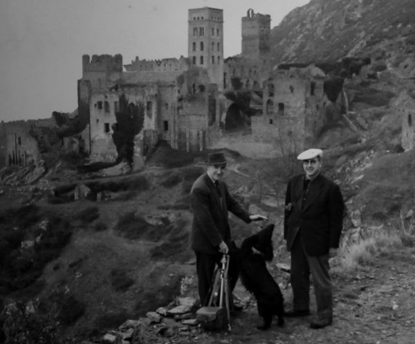 Alexandre Deulofeu, con un colaborador al lado de Sant Pere de Rodes, hizo documentar gráficamente todo el románico que pudo. (Foto del archivo de Alexandre Deulofeu).
