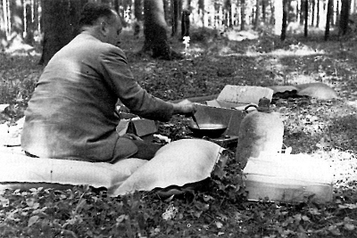 Deulofeu de acampada, cerca de Munich, haciendo la comida, camino de Salzburgo, para disfrutar de los famosos festivales de música. Imagen proveniente del libro: Alexandre Deulofeu. Edición del Instituto de Estudios Ampurdaneses. Página 116.