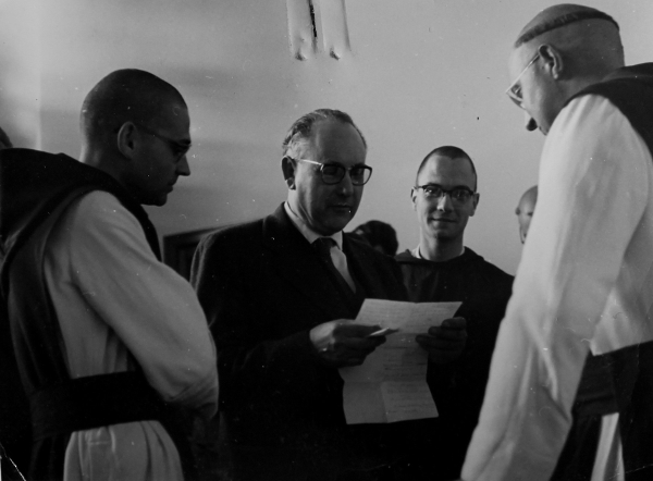 Alexandre Deulofeu durante una visita al monasterio cisterciense de Poblet en la década de los 60 del siglo XX. (Foto del archivo de Alexandre Deulofeu).