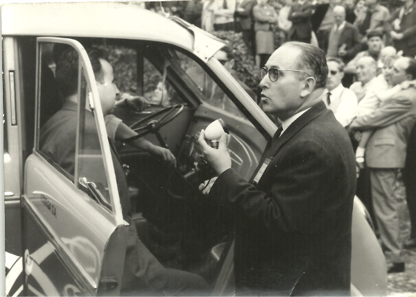 Alexandre Deulofeu en plena prédica artística en un enclave románico en la década de los años 60. (Foto del archivo de Alexandre Deulofeu).