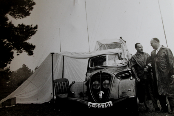 Deulofeu y un colaborador con su Peugeot 402 en uno de los muchos viajes que hacía yendo de camping en los 60 para corroborar su teoría sobre el románico catalán. (Foto del archivo de Alexandre Deulofeu).