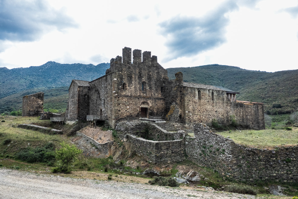 El monasterio de Sant Quirze de Colera, dentro de la corona de manifestaciones arquitectónicas de la cercanía de Sant Pere de Rodes, también es un referente del románico más primitivo.
