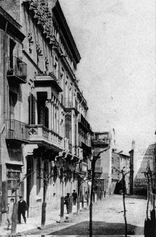 El carrer Monturiol de Figueres oferia aquest aspecte en una imatge captada en l'any 1905. Col.leccio Jordi Marti.
