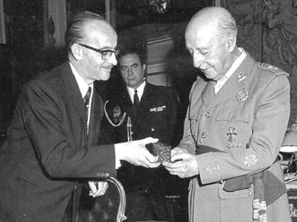 L'alcalde de Ripoll, Miquel Nardi, entrega l'any 1970 la medalla d'or de la vila a Francisco Franco.