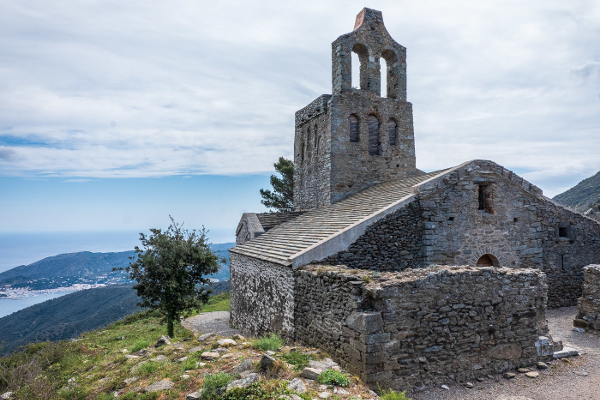 La ermita de Santa Helena de Rodes, en el antiguo pueblo de la Santa Creu, punto indispensable para los primeros pelegrinos en Sant Pere de Rodes, cuna del arte románico.