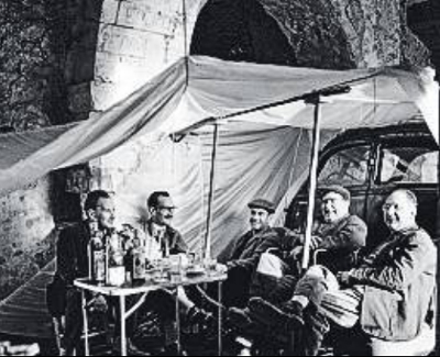 Parada i fonda. Fort (esquerra) i Deulofeu (a la dreta) a l’esglèsia de Santa Helena. Foto: Joaquim Fort.