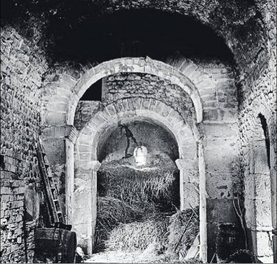 Romànic en perill. Església de Sant Esteve de Palau de Sardiaca (Alt Empordà), monument preromànic convertit en paller. Foto: Joaquim Fort.