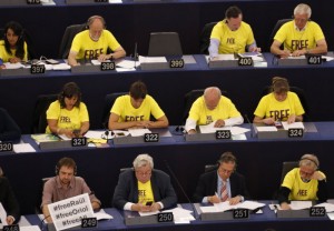 Un grup d'eurodiputats amb samarretes grogues durant les votacions al Parlament Europeu a Estrasburg, el 3 d'octubre (horitzontal)