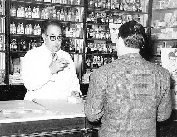 Deulofeu fasent d'apotecari dins la siá farmacia de Figueres./Archiu familial.