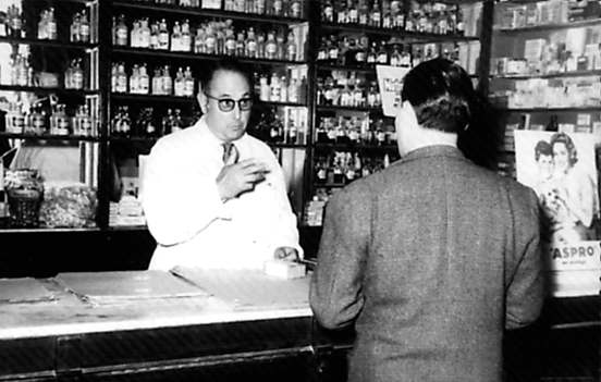 Dans l’arrière-boutique de sa pharmacie, à Figueres, Alexandre Deulofeu élaborait nombre de théories. / Famille Deulofeu.