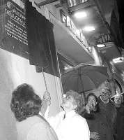 Un moment del descobriment de la placa que es va fer ahir al vespre a la farmacia del carrer Monturiol. / J. P.