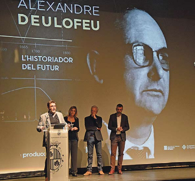 Juli Gutièrrez. El nét de Deulofeu (al faristol) porta 30 anys dedicat a divulgar per tot arreu les teories del seu avi./Àngel Reynal.