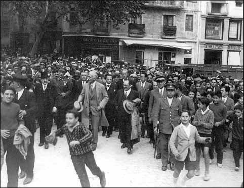 El president Francesc Macia en un bany de masses a Figueres (1931-1933). AMF.