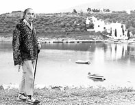 Salvador Dali, passejant, l'any 1975, per Portlligat.